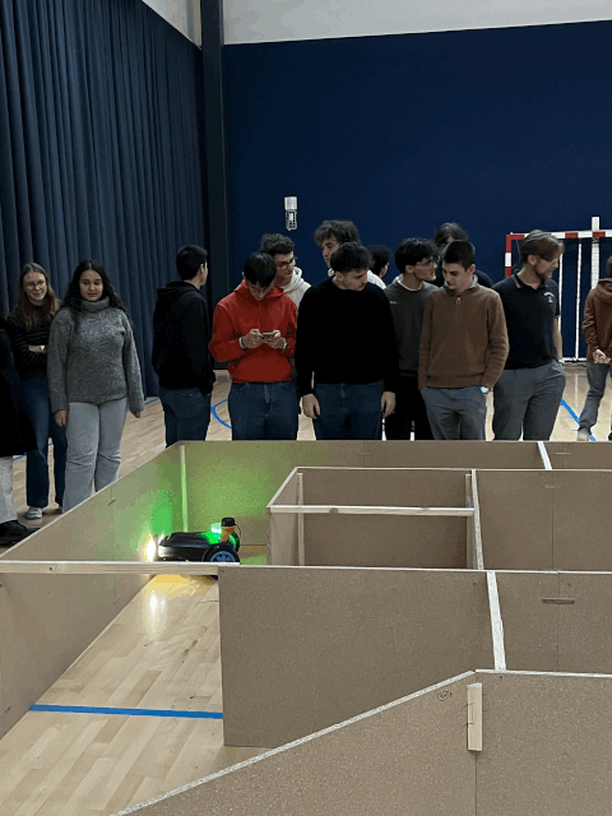 Le robot dans le labyrinthe, sous le regard des équipes
